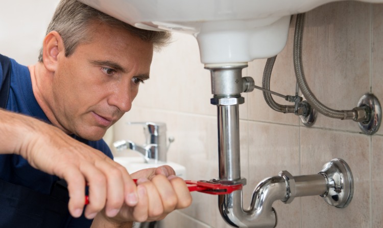 Débouchage d'une canalisation au furet par un plombier professionnel
