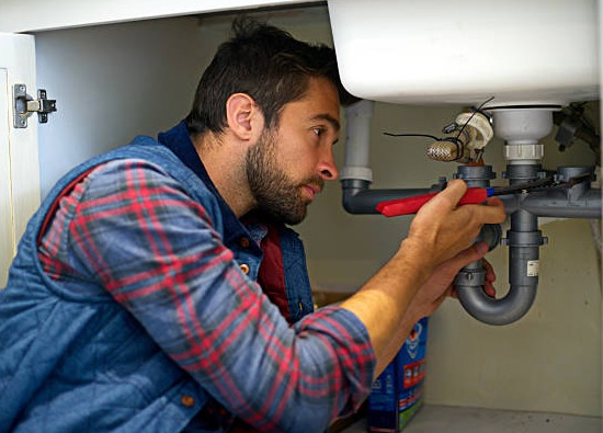Installation d'un chauffe-eau et raccordement sanitaire par un plombier